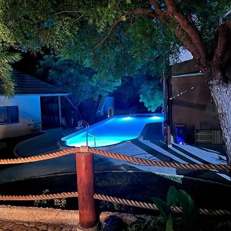 Lunar Dive Resort: Bamboo Villas 쿠부 외부 사진