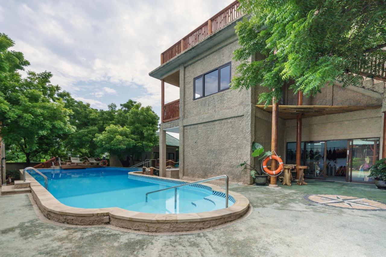 Lunar Dive Resort: Bamboo Villas 쿠부 외부 사진