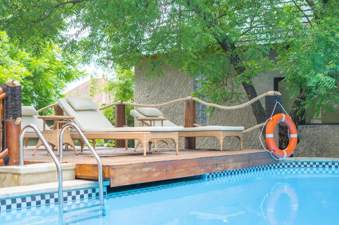 Lunar Dive Resort: Bamboo Villas 쿠부 외부 사진